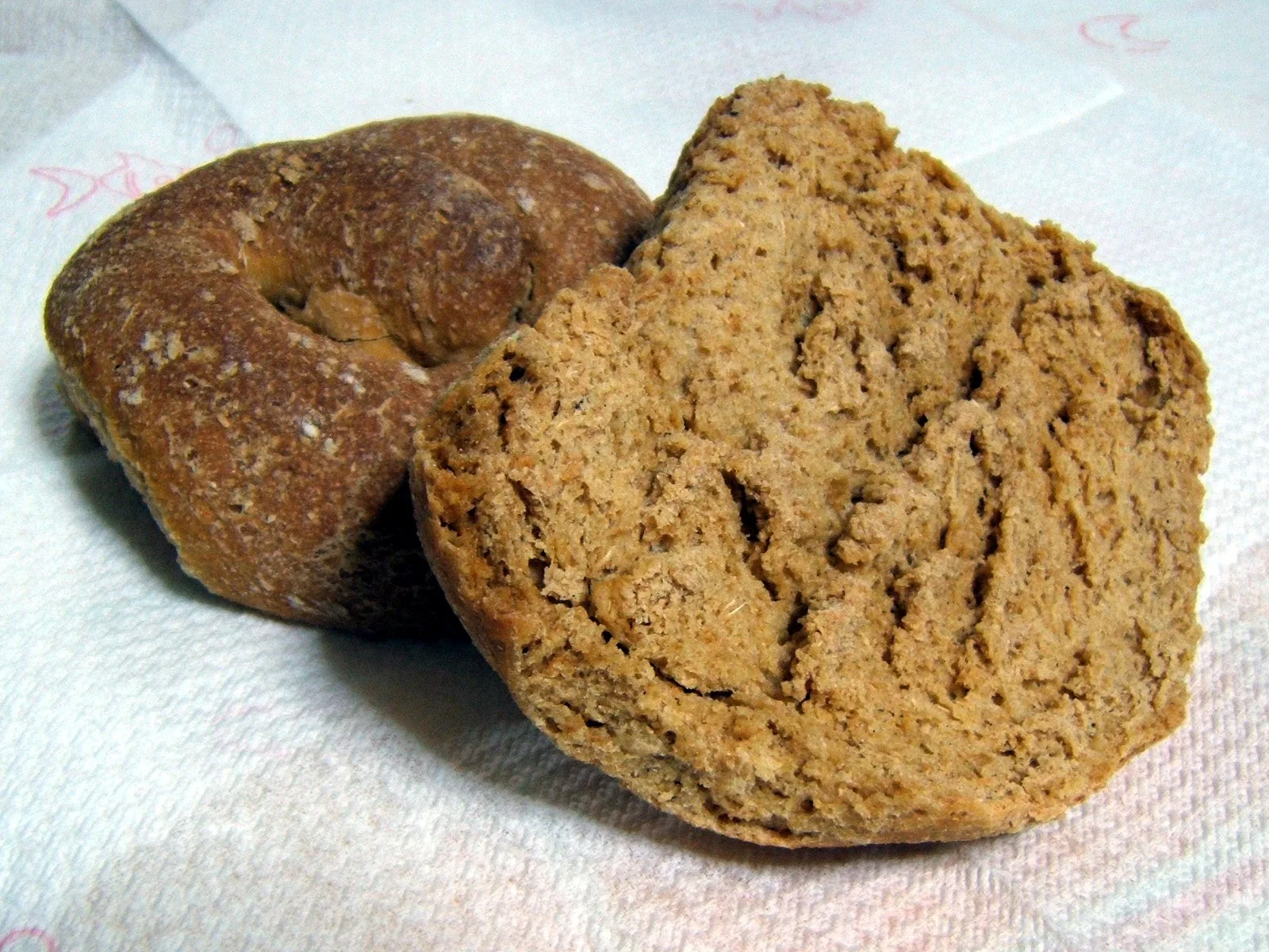 Frise di grano duro condite con pomodoro, olio e origano su un tavolo apparecchiato