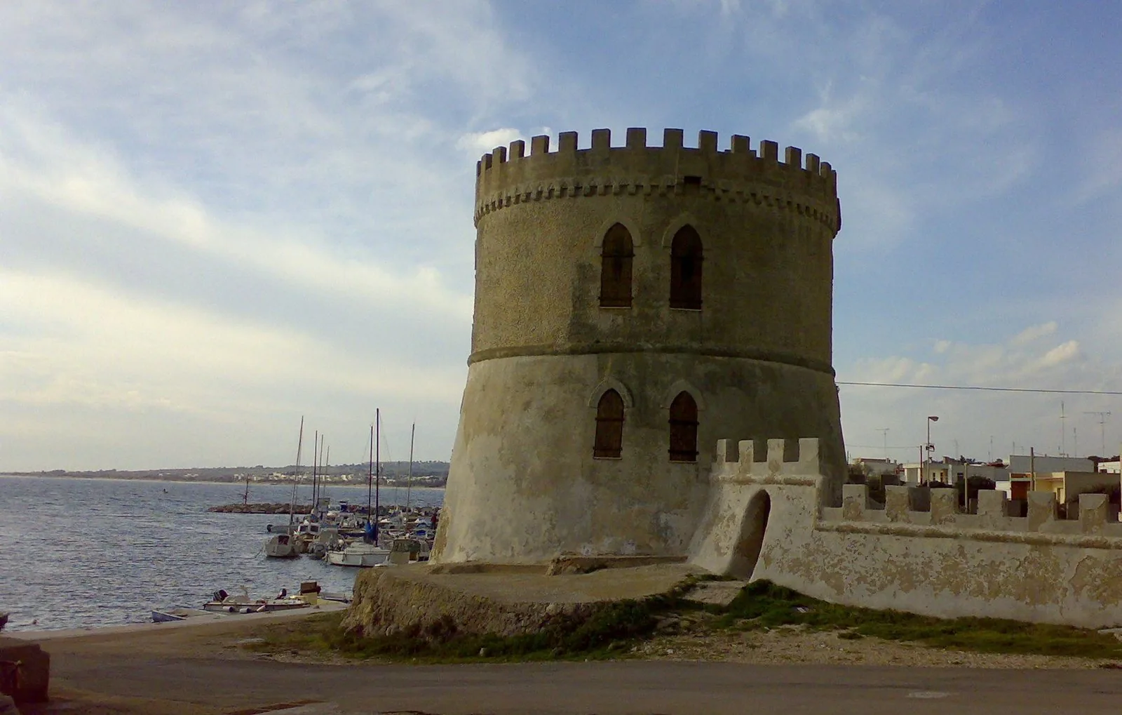 Il rudere della torre cinquecentesca di Torre Pali su un isolotto a pochi metri dalla spiaggia
